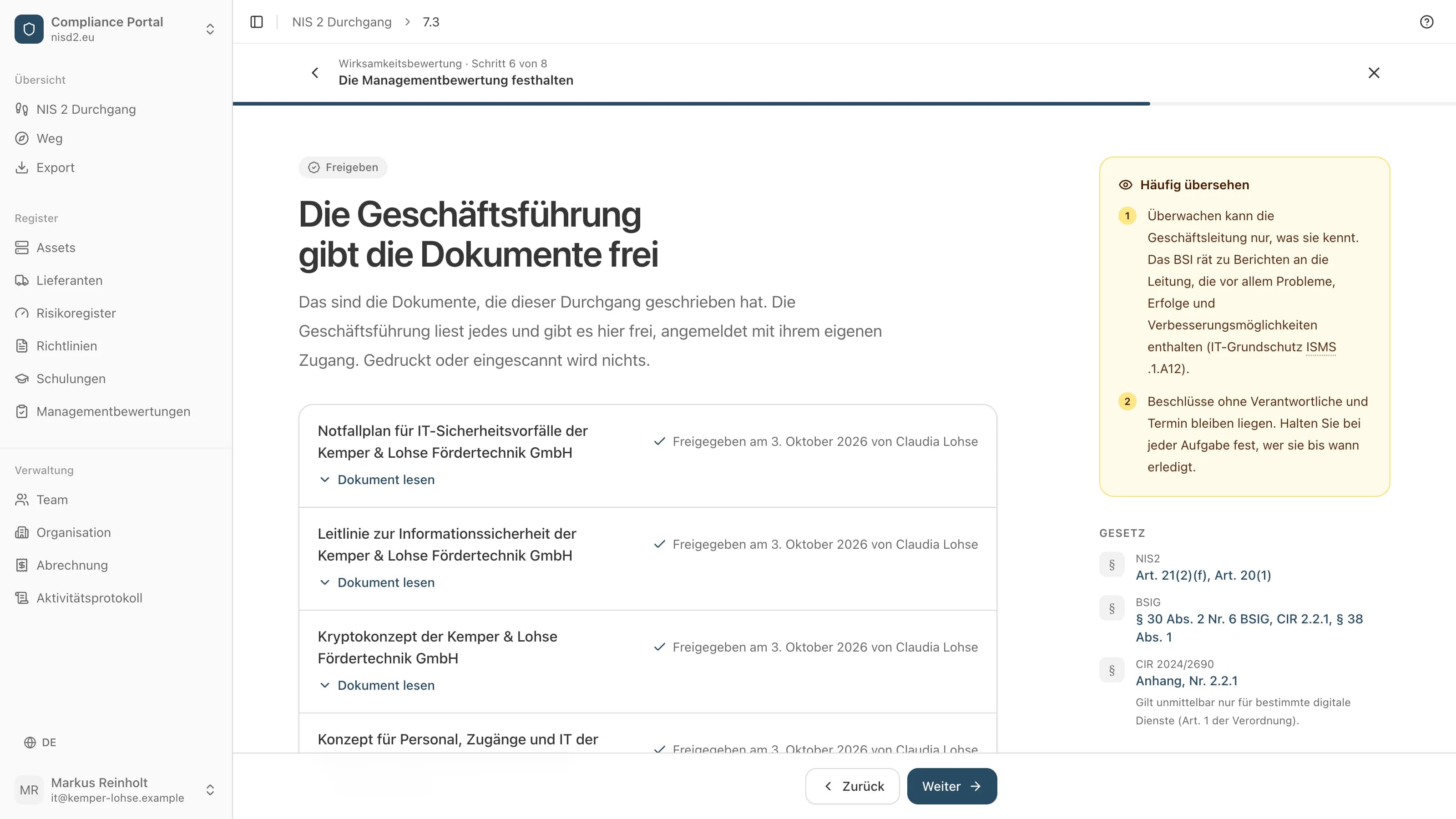 Die Dokumente des Durchgangs, von der Geschäftsleitung freigegeben, jedes mit Namen und Datum